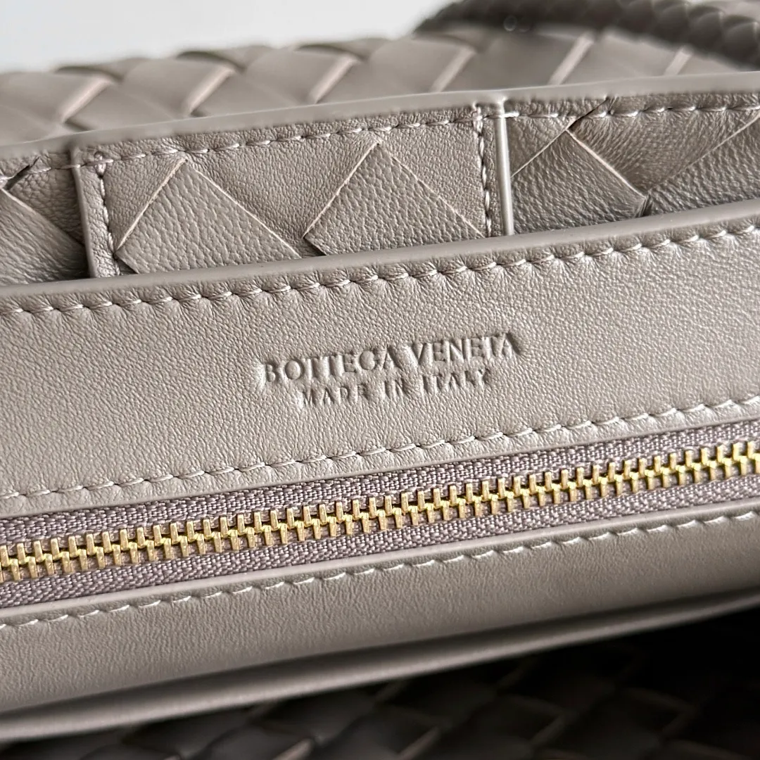 The 2023 new Andiamo batch of 1860 BV has been shipped‼ ️Really popular🔥The new Andiamo woven handbag launched by Bottega Veneta this season is really popular all over the world! ! Celebrities at home and abroad have worn it, and Oscar-winning actress Michelle Yeoh has taken it out on the street. Song Jia, Trai Yara, Yu Feihong, Sanji Ayaka, Rosie Hunting-Whiteley, Yoshioka Riho, etc. have all picked up this bag. It is classic and versatile, showing off its temperament, and the bag capacity is also large, which is very convenient for daily commuting! ! A variety of carrying methods, the shoulder straps can be adjusted by yourself, the original lambskin feels soft and delicate, and the unisex style breaks gender boundaries and brings a more practical and longer-lasting use experience. Andiamo, which has both elegant and casual styles, perfectly interprets the true appearance of "fashionable old money style". Style number: 743568 Size: 25*22*10.5cm
